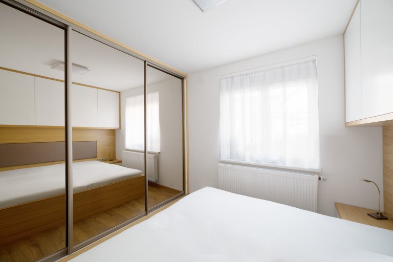 Interiér přízemí rodinného domku v Modřanech.&nbsp; Starší pár chtěl zrekonstruovat část domku, kde dlouho bydlela jejich babička. Obývací pokoj a kuchyň jsme…