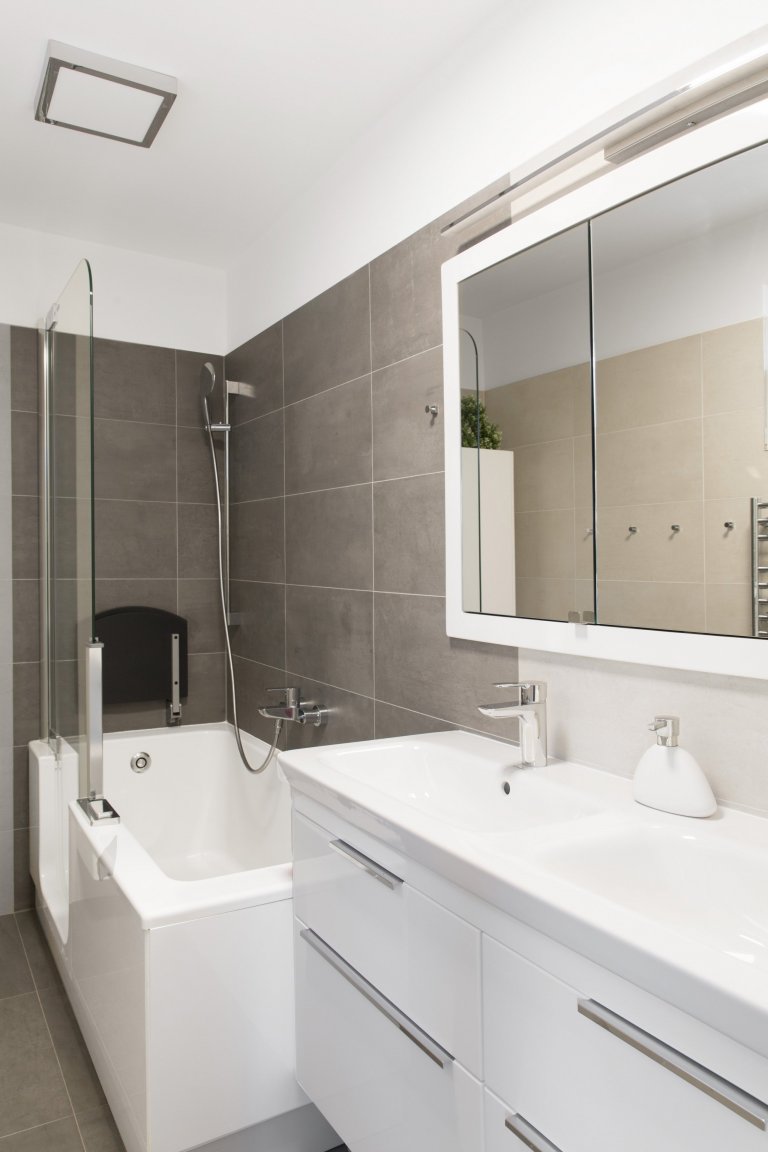 Interiér přízemí rodinného domku v Modřanech.&nbsp; Starší pár chtěl zrekonstruovat část domku, kde dlouho bydlela jejich babička. Obývací pokoj a kuchyň jsme…