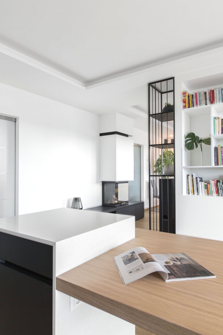 Jedná se o&nbsp; interiér dvojpodlažní vily v Horoměřicích. Celým domem se prolíná jednoduché minimalistické pojetí. Hlavní obytný prostor je hodně vzdušný,…