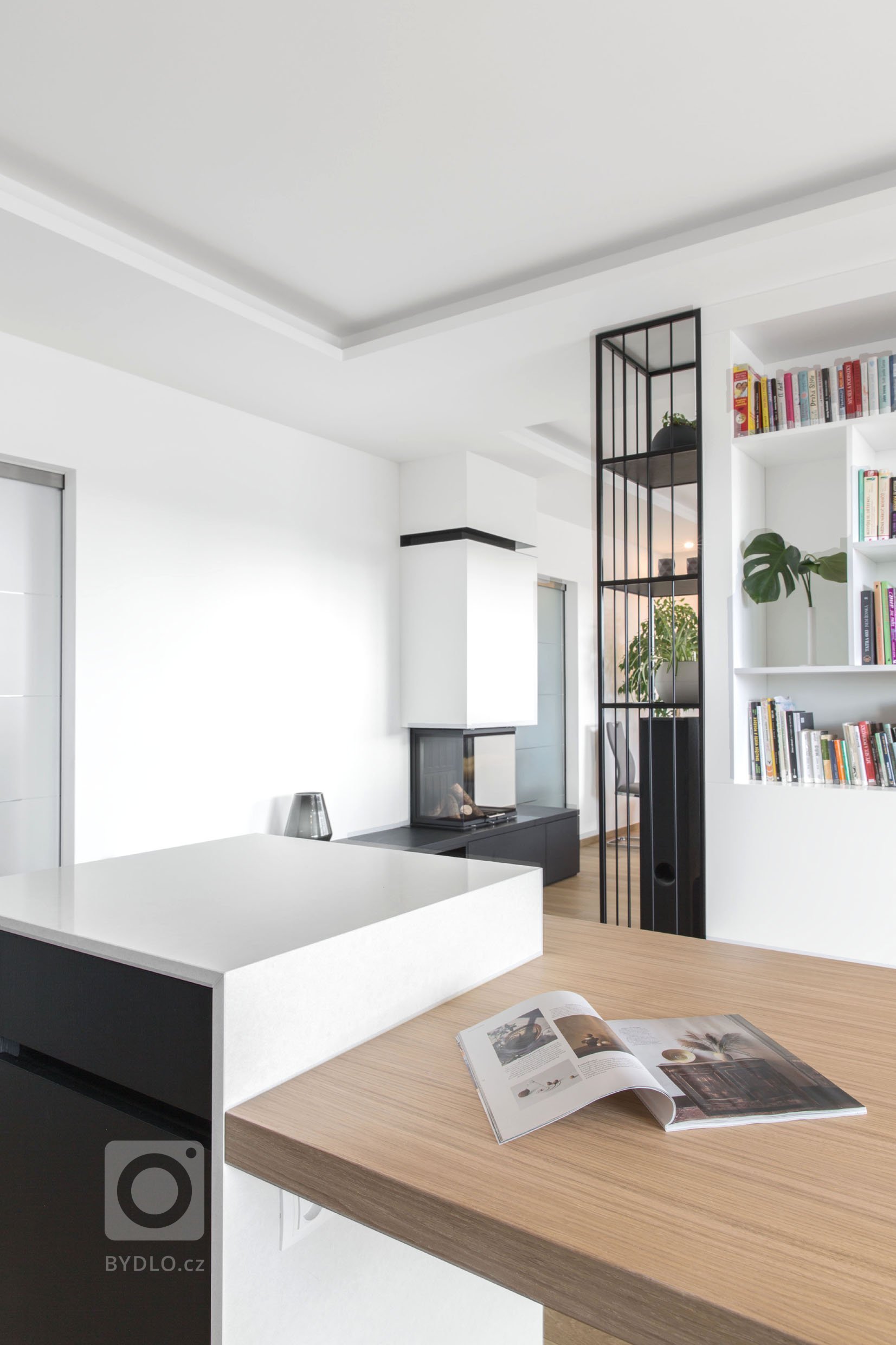 Jedná se o&nbsp; interiér dvojpodlažní vily v Horoměřicích. Celým domem se prolíná jednoduché minimalistické pojetí. Hlavní obytný prostor je hodně vzdušný,…