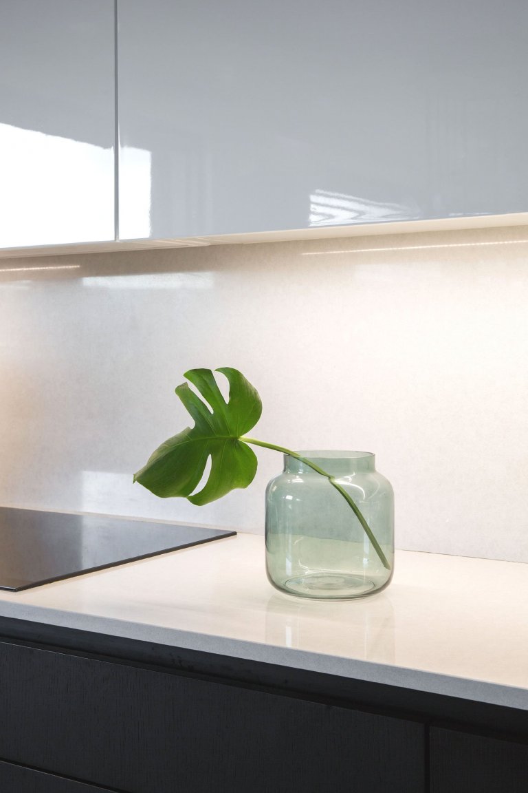 Jedná se o&nbsp; interiér dvojpodlažní vily v Horoměřicích. Celým domem se prolíná jednoduché minimalistické pojetí. Hlavní obytný prostor je hodně vzdušný,…