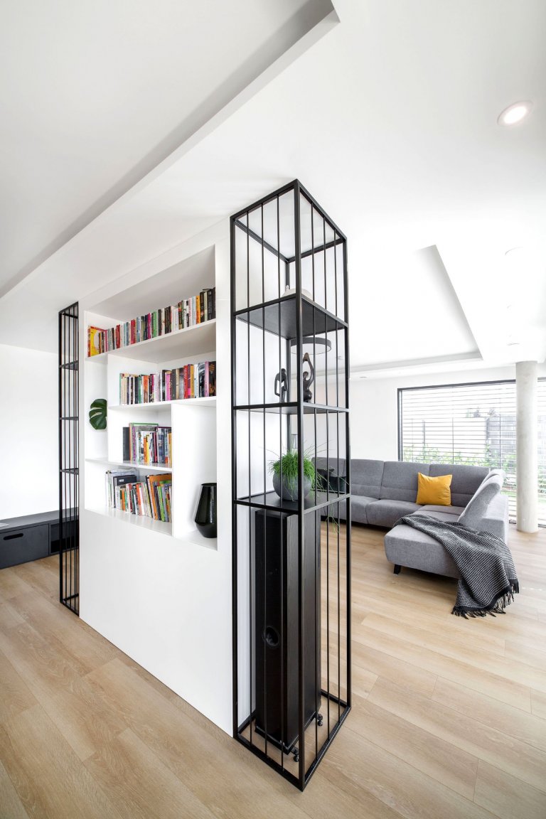 Jedná se o&nbsp; interiér dvojpodlažní vily v Horoměřicích. Celým domem se prolíná jednoduché minimalistické pojetí. Hlavní obytný prostor je hodně vzdušný,…