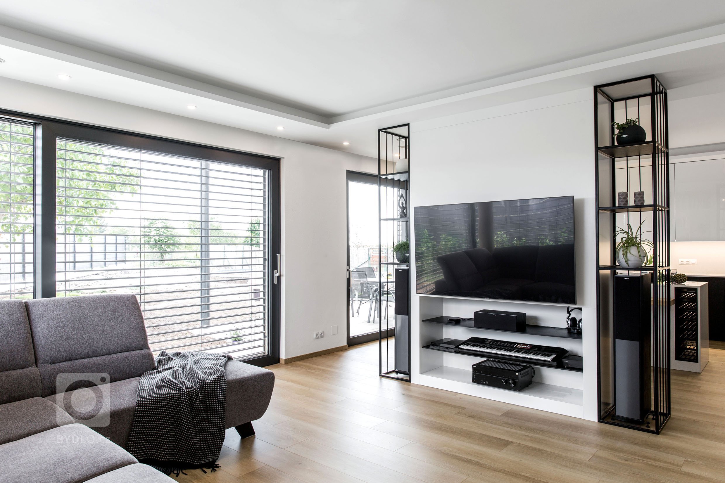 Jedná se o&nbsp; interiér dvojpodlažní vily v Horoměřicích. Celým domem se prolíná jednoduché minimalistické pojetí. Hlavní obytný prostor je hodně vzdušný,…