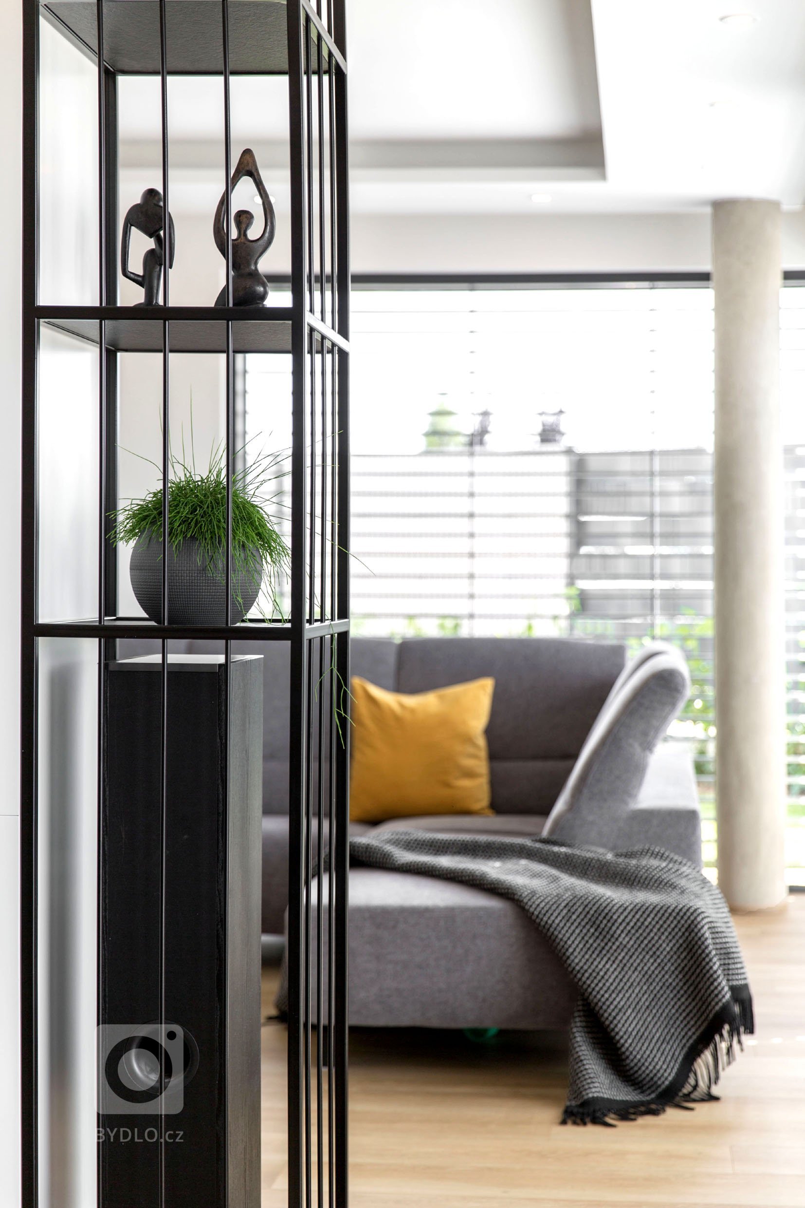 Jedná se o&nbsp; interiér dvojpodlažní vily v Horoměřicích. Celým domem se prolíná jednoduché minimalistické pojetí. Hlavní obytný prostor je hodně vzdušný,…