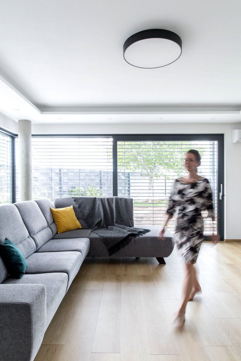 Jedná se o&nbsp; interiér dvojpodlažní vily v Horoměřicích. Celým domem se prolíná jednoduché minimalistické pojetí. Hlavní obytný prostor je hodně vzdušný,…