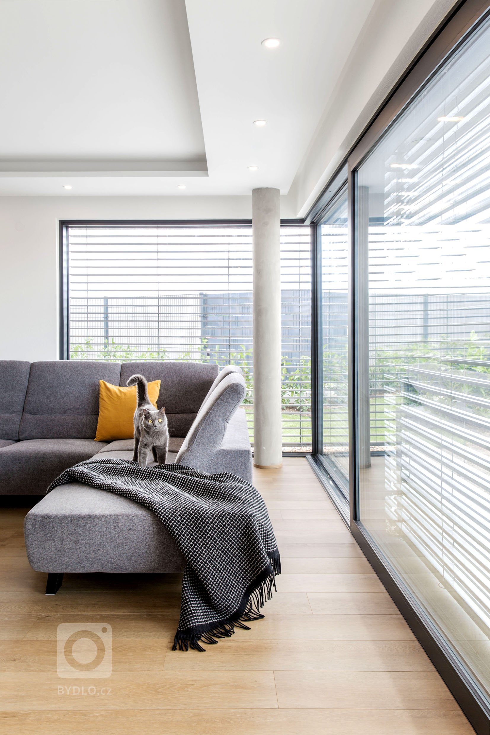 Jedná se o&nbsp; interiér dvojpodlažní vily v Horoměřicích. Celým domem se prolíná jednoduché minimalistické pojetí. Hlavní obytný prostor je hodně vzdušný,…