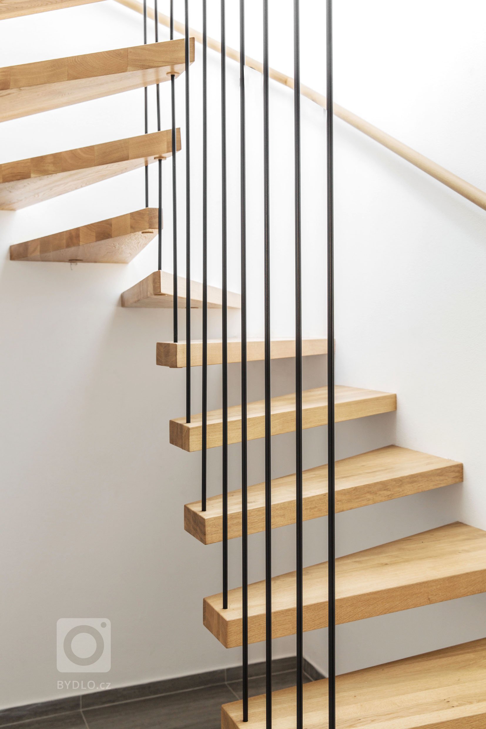 Jedná se o&nbsp; interiér dvojpodlažní vily v Horoměřicích. Celým domem se prolíná jednoduché minimalistické pojetí. Hlavní obytný prostor je hodně vzdušný,…