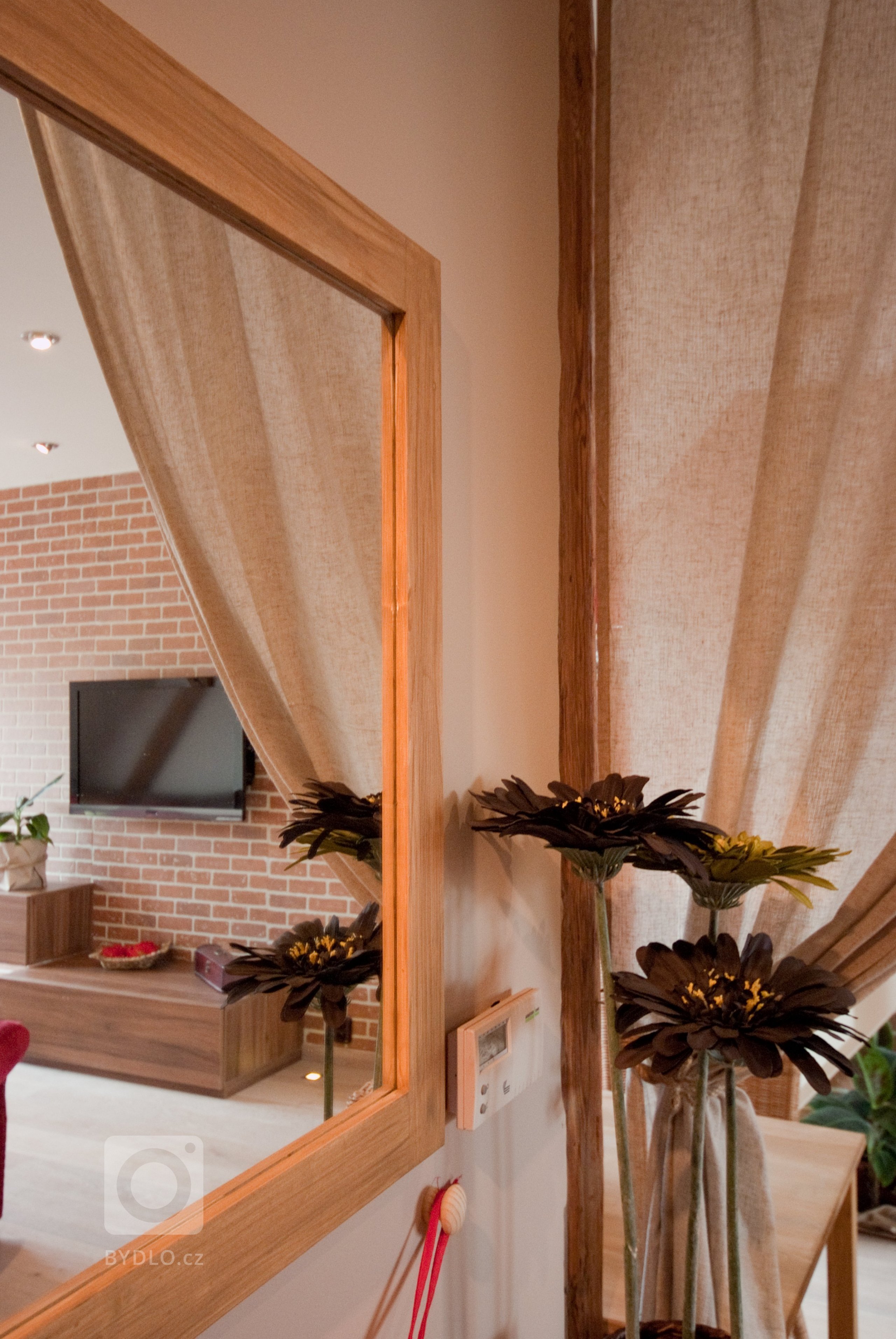 Návrh a realizace pokroví v přírodním stylu. Převládaly zde spíše zemité tóny, oživené vínovou a zelenou&nbsp;barvou.
