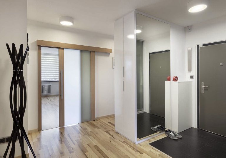 Mladý pár chtěl navrhnout komplet celý byt 2 kk o rozloze 70 m2. Hlavní obytným prostorem je spojená kuchyně s obývací částí, kde předěl vytváří středová stěna…