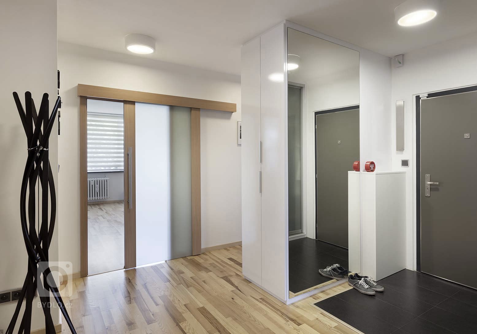 Mladý pár chtěl navrhnout komplet celý byt 2 kk o rozloze 70 m2. Hlavní obytným prostorem je spojená kuchyně s obývací částí, kde předěl vytváří středová stěna…