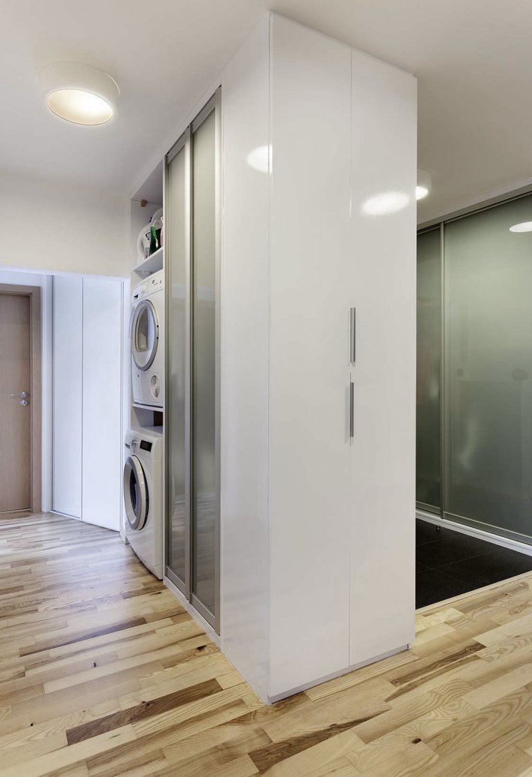 Mladý pár chtěl navrhnout komplet celý byt 2 kk o rozloze 70 m2. Hlavní obytným prostorem je spojená kuchyně s obývací částí, kde předěl vytváří středová stěna…