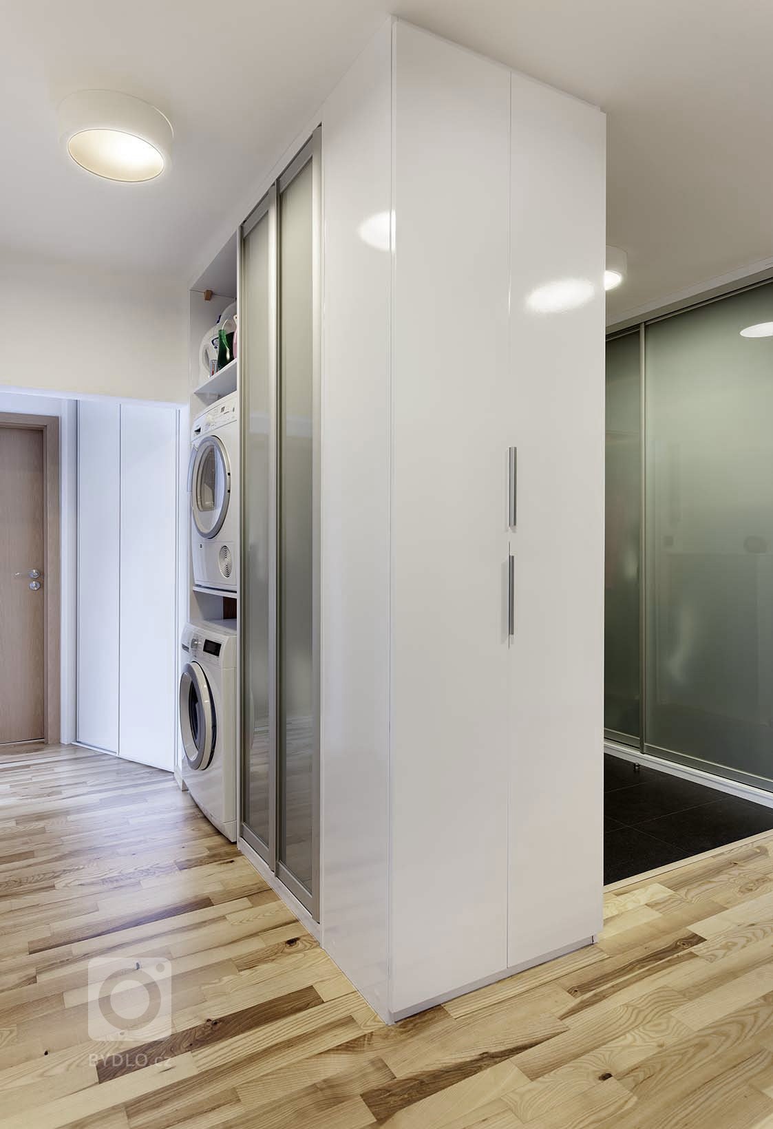 Mladý pár chtěl navrhnout komplet celý byt 2 kk o rozloze 70 m2. Hlavní obytným prostorem je spojená kuchyně s obývací částí, kde předěl vytváří středová stěna…