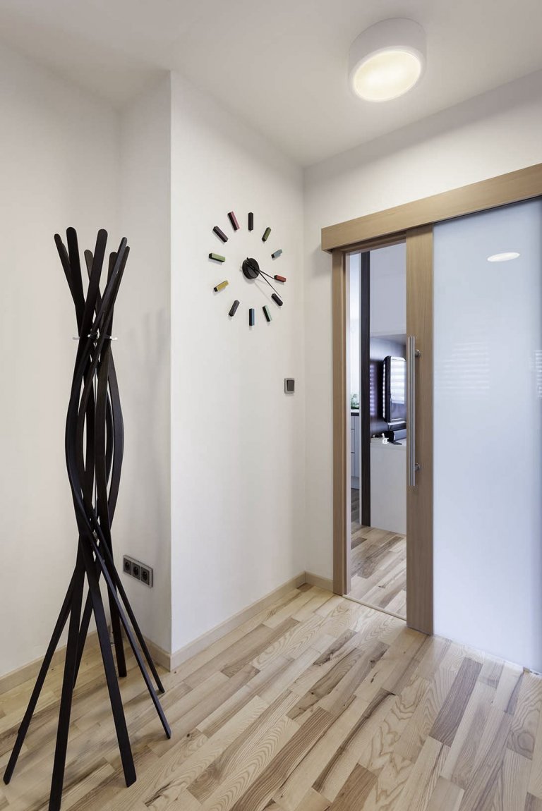 Mladý pár chtěl navrhnout komplet celý byt 2 kk o rozloze 70 m2. Hlavní obytným prostorem je spojená kuchyně s obývací částí, kde předěl vytváří středová stěna…