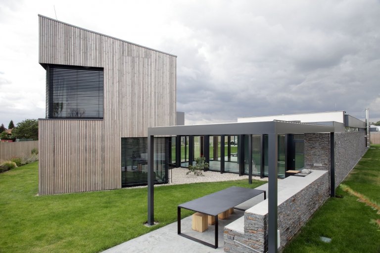 Dům je rozložen do několika jasně čitelných hmot. Otevírá se velkým prosklením na jih do zahrady. Jedná se o moderní architekturu, plně vybavenou současnými…