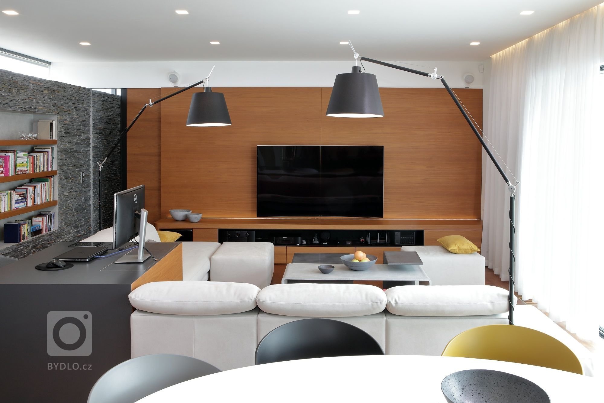 Dům je rozložen do několika jasně čitelných hmot. Otevírá se velkým prosklením na jih do zahrady. Jedná se o moderní architekturu, plně vybavenou současnými…