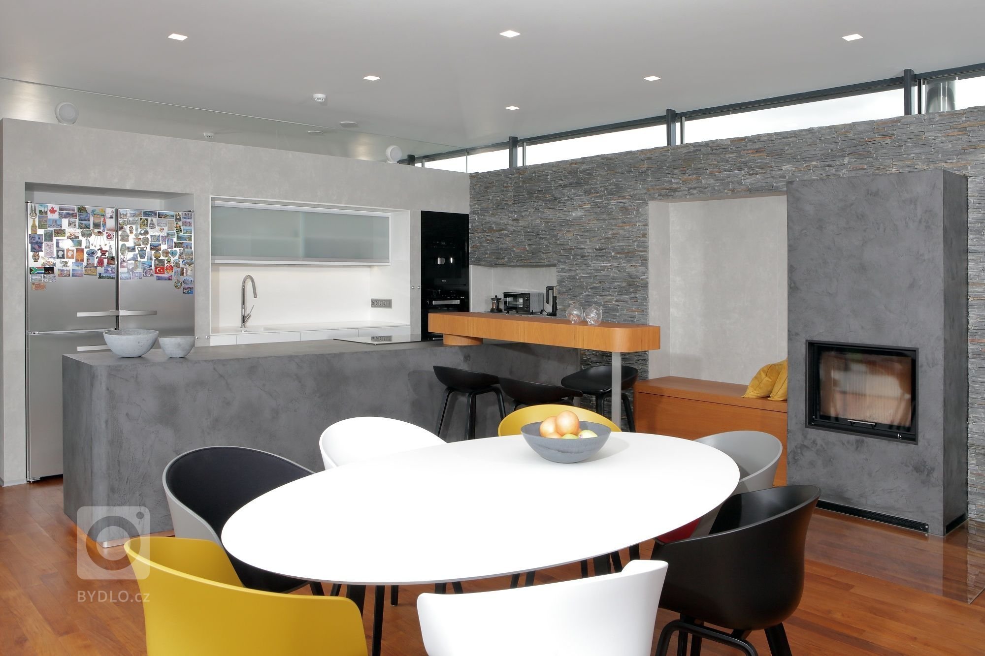 Dům je rozložen do několika jasně čitelných hmot. Otevírá se velkým prosklením na jih do zahrady. Jedná se o moderní architekturu, plně vybavenou současnými…