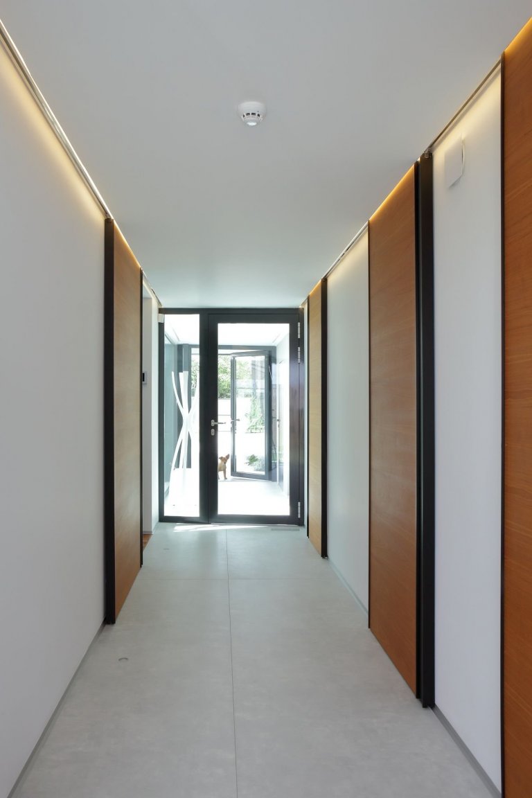 Dům je rozložen do několika jasně čitelných hmot. Otevírá se velkým prosklením na jih do zahrady. Jedná se o moderní architekturu, plně vybavenou současnými…