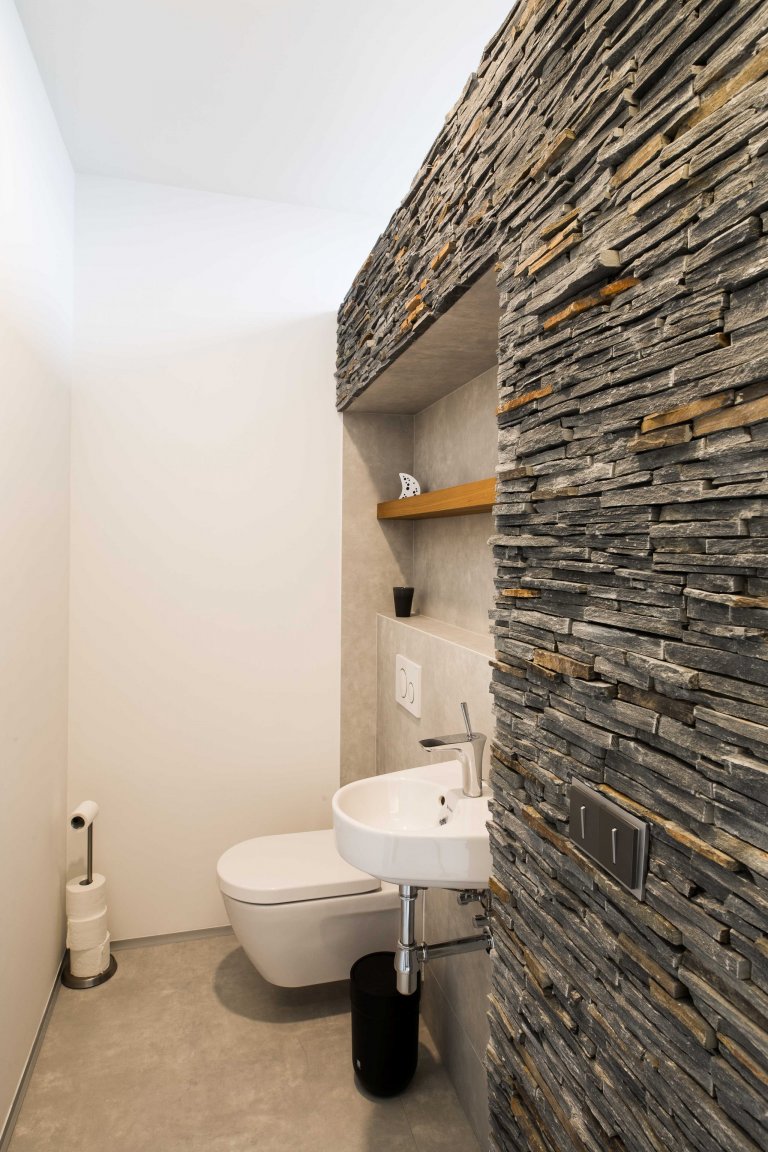 Dům je rozložen do několika jasně čitelných hmot. Otevírá se velkým prosklením na jih do zahrady. Jedná se o moderní architekturu, plně vybavenou současnými…