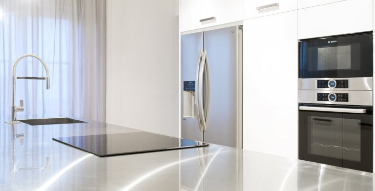 Sofistikovaný moderní vzhled kuchyně hraje hlavní roli v&nbsp;obytném prostoru zrekonstruovaného podkrovního bytu. Kuchyně je se zbytkem pokoje, který slouží…