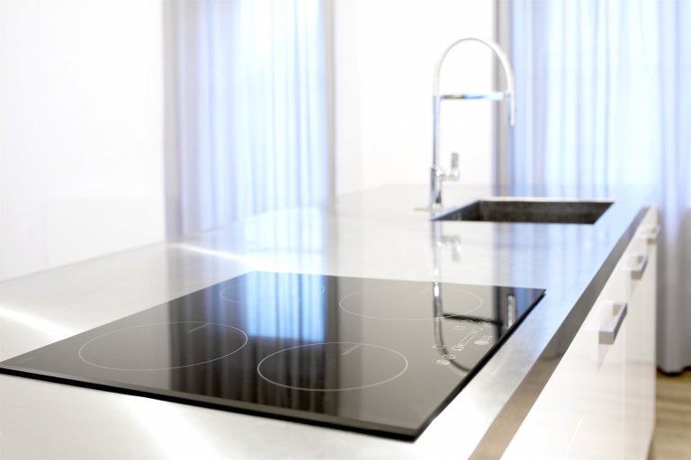 Sofistikovaný moderní vzhled kuchyně hraje hlavní roli v&nbsp;obytném prostoru zrekonstruovaného podkrovního bytu. Kuchyně je se zbytkem pokoje, který slouží…