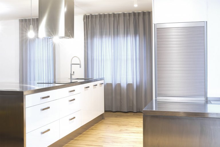 Sofistikovaný moderní vzhled kuchyně hraje hlavní roli v&nbsp;obytném prostoru zrekonstruovaného podkrovního bytu. Kuchyně je se zbytkem pokoje, který slouží…