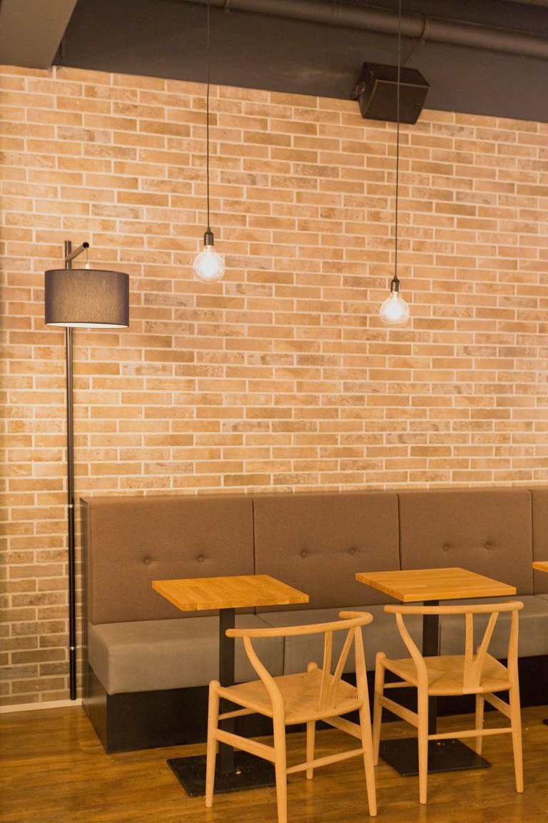 Kavárna Kanel se nachází v nákupním centru, od něhož ji odděluje na míru vyráběná tmavě modrá stěna s okny imitující klasickou venkovní fasádu. Bistro je…