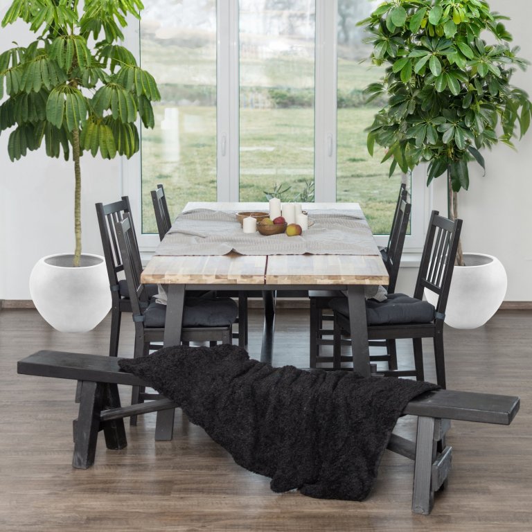 Novostavba rodinného domu nedaleko Českých Budějovic je navržena v&nbsp;tlumených barvách s&nbsp;důrazem na přírodní prvky a materiály. Hlavní obytnou místnost…