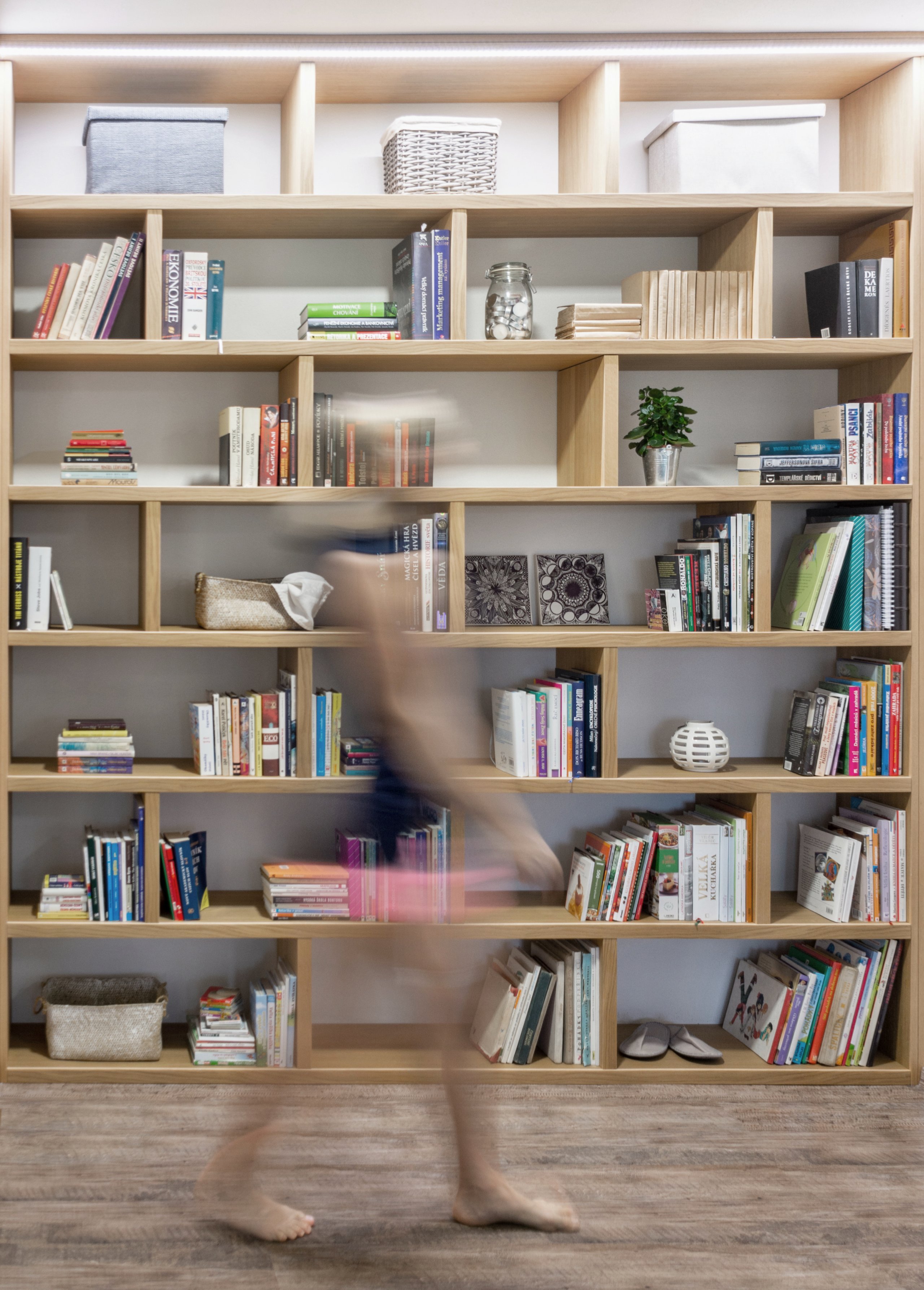 Novostavba rodinného domu nedaleko Českých Budějovic je navržena v&nbsp;tlumených barvách s&nbsp;důrazem na přírodní prvky a materiály. Hlavní obytnou místnost…