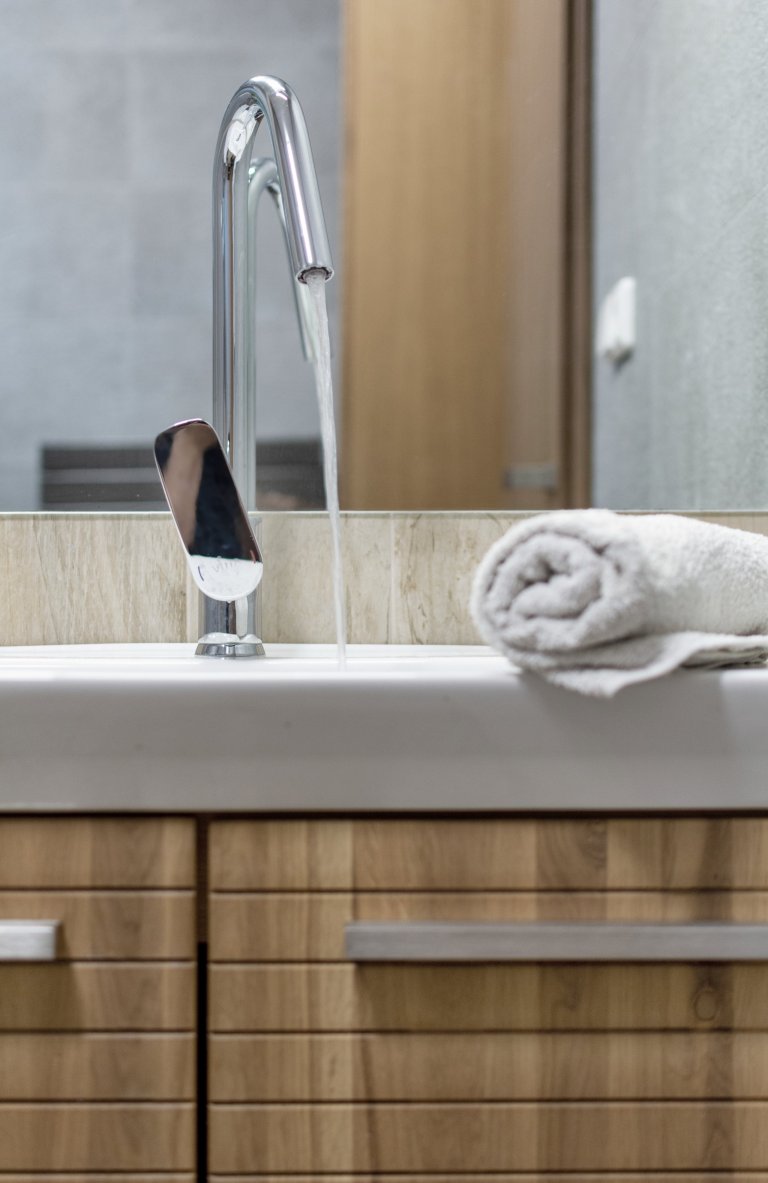 Novostavba rodinného domu nedaleko Českých Budějovic je navržena v&nbsp;tlumených barvách s&nbsp;důrazem na přírodní prvky a materiály. Hlavní obytnou místnost…