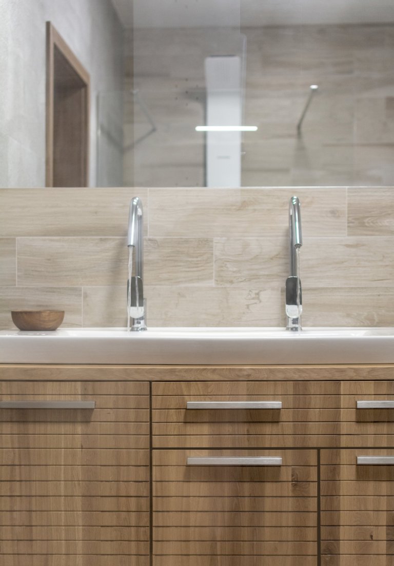 Novostavba rodinného domu nedaleko Českých Budějovic je navržena v&nbsp;tlumených barvách s&nbsp;důrazem na přírodní prvky a materiály. Hlavní obytnou místnost…