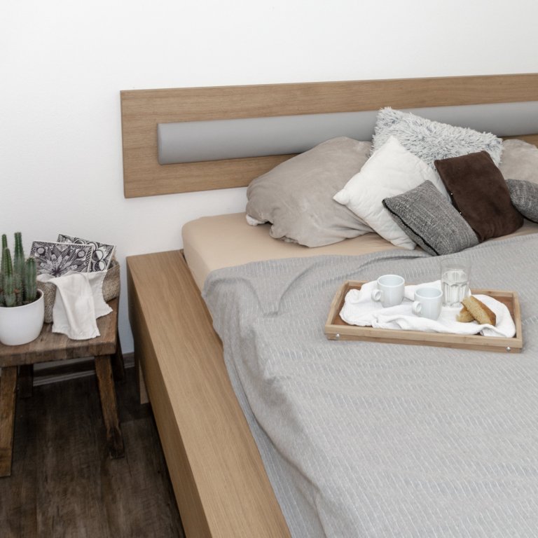 Novostavba rodinného domu nedaleko Českých Budějovic je navržena v&nbsp;tlumených barvách s&nbsp;důrazem na přírodní prvky a materiály. Hlavní obytnou místnost…