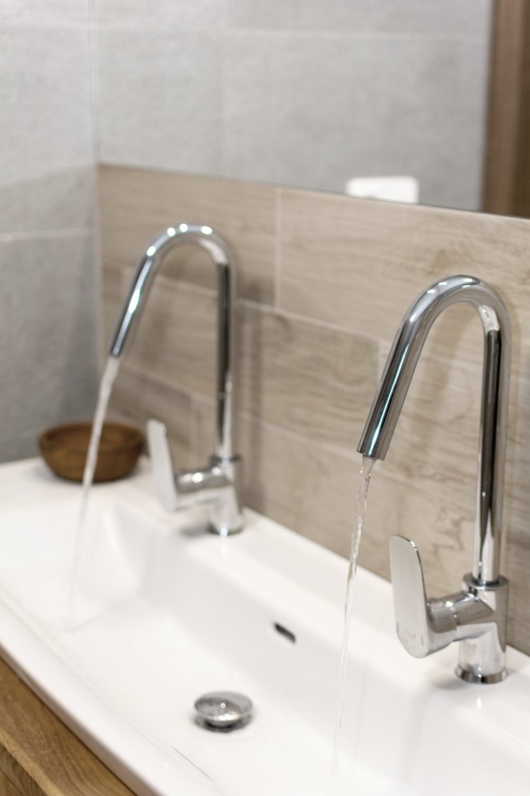 Novostavba rodinného domu nedaleko Českých Budějovic je navržena v&nbsp;tlumených barvách s&nbsp;důrazem na přírodní prvky a materiály. Hlavní obytnou místnost…