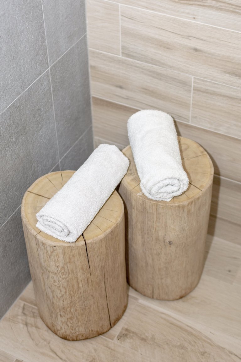 Novostavba rodinného domu nedaleko Českých Budějovic je navržena v&nbsp;tlumených barvách s&nbsp;důrazem na přírodní prvky a materiály. Hlavní obytnou místnost…