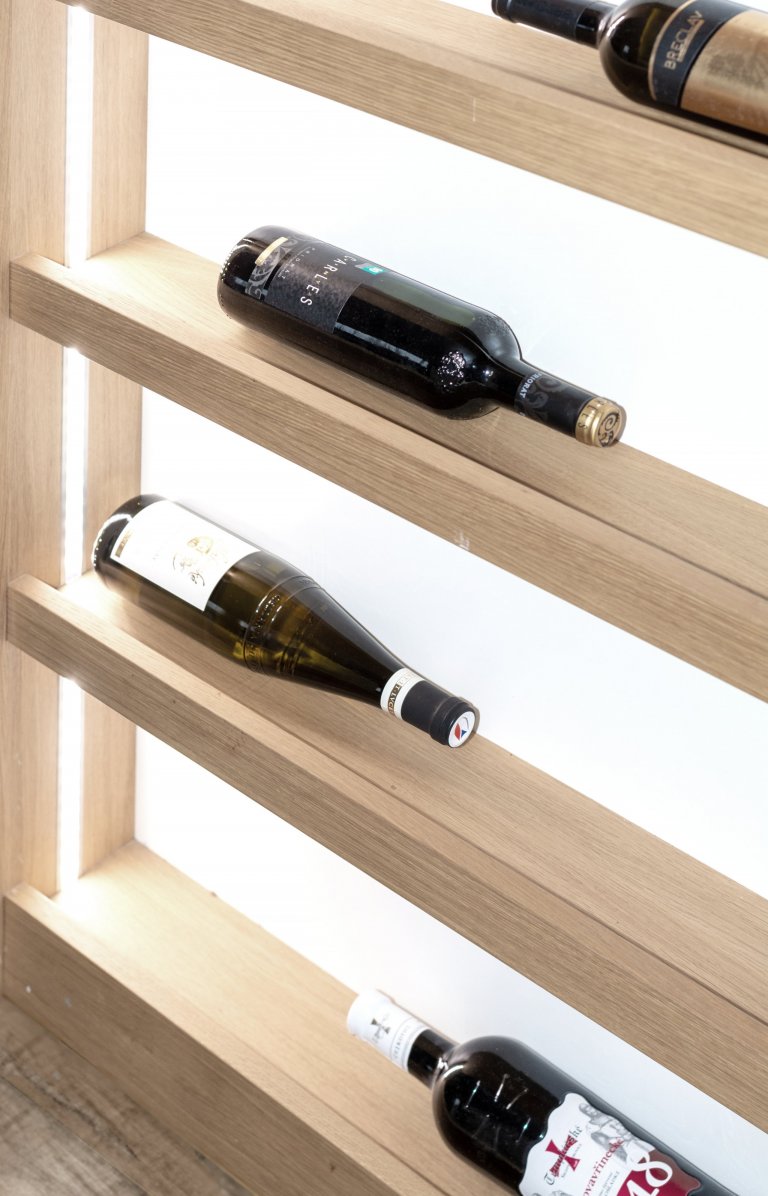 Novostavba rodinného domu nedaleko Českých Budějovic je navržena v&nbsp;tlumených barvách s&nbsp;důrazem na přírodní prvky a materiály. Hlavní obytnou místnost…