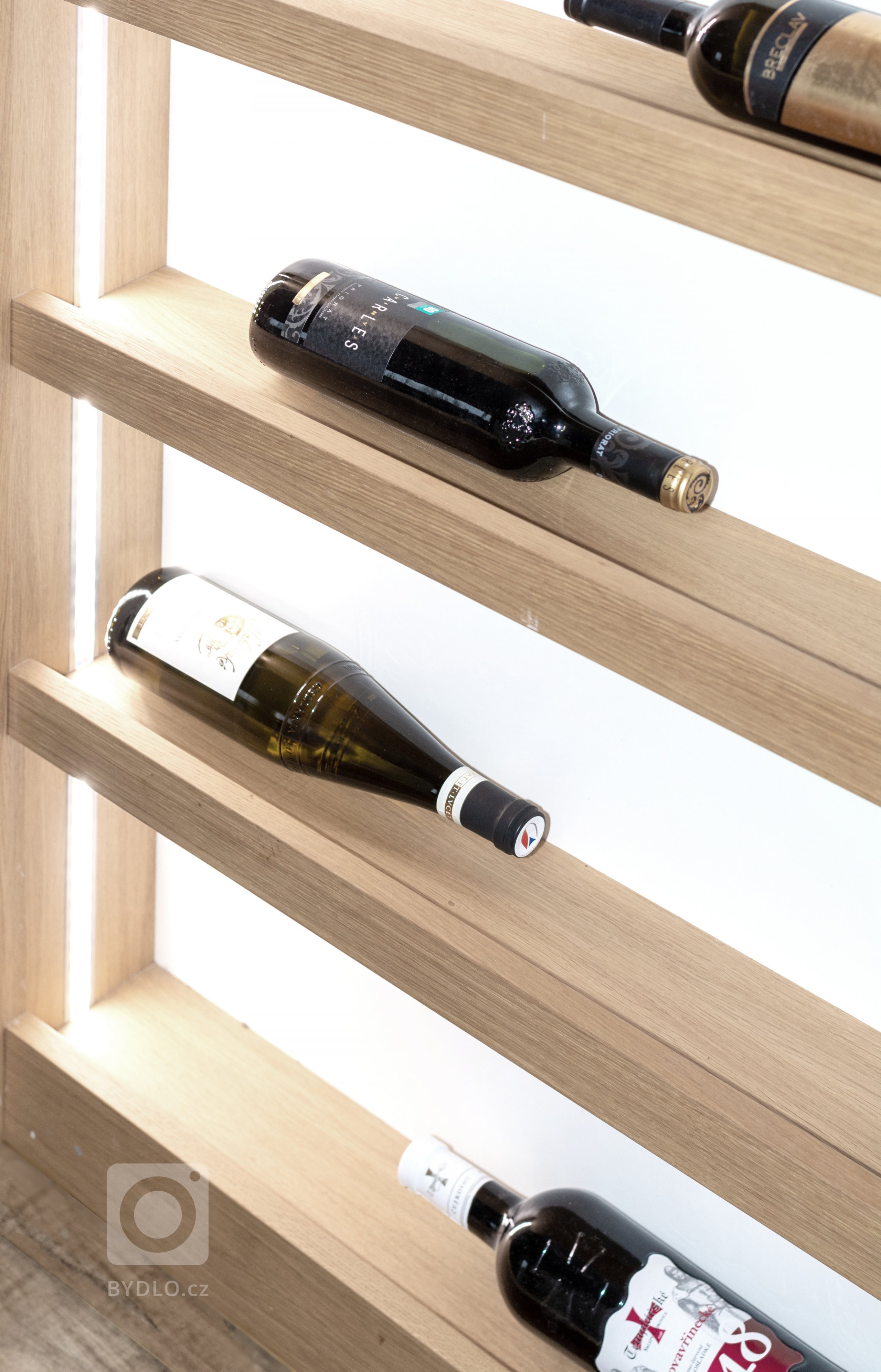 Novostavba rodinného domu nedaleko Českých Budějovic je navržena v&nbsp;tlumených barvách s&nbsp;důrazem na přírodní prvky a materiály. Hlavní obytnou místnost…