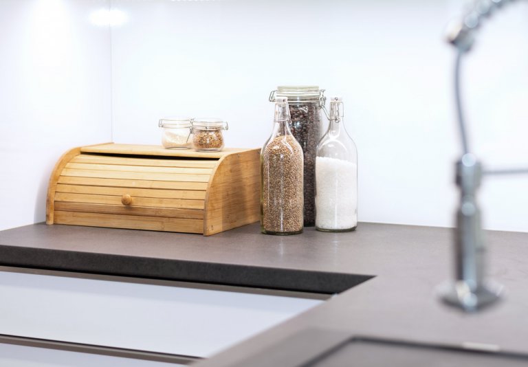 Novostavba rodinného domu nedaleko Českých Budějovic je navržena v&nbsp;tlumených barvách s&nbsp;důrazem na přírodní prvky a materiály. Hlavní obytnou místnost…