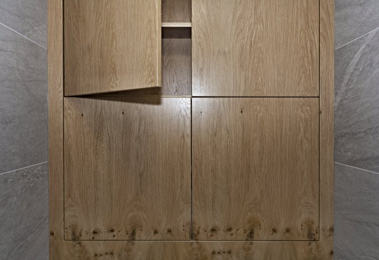 Rodinný dům ve Starých Hodějovicích má za úkol dobře sloužit početné rodině. I proto byl důraz kladen zejména na funkčnost. Soukromé pokoje jsou vybaveny…