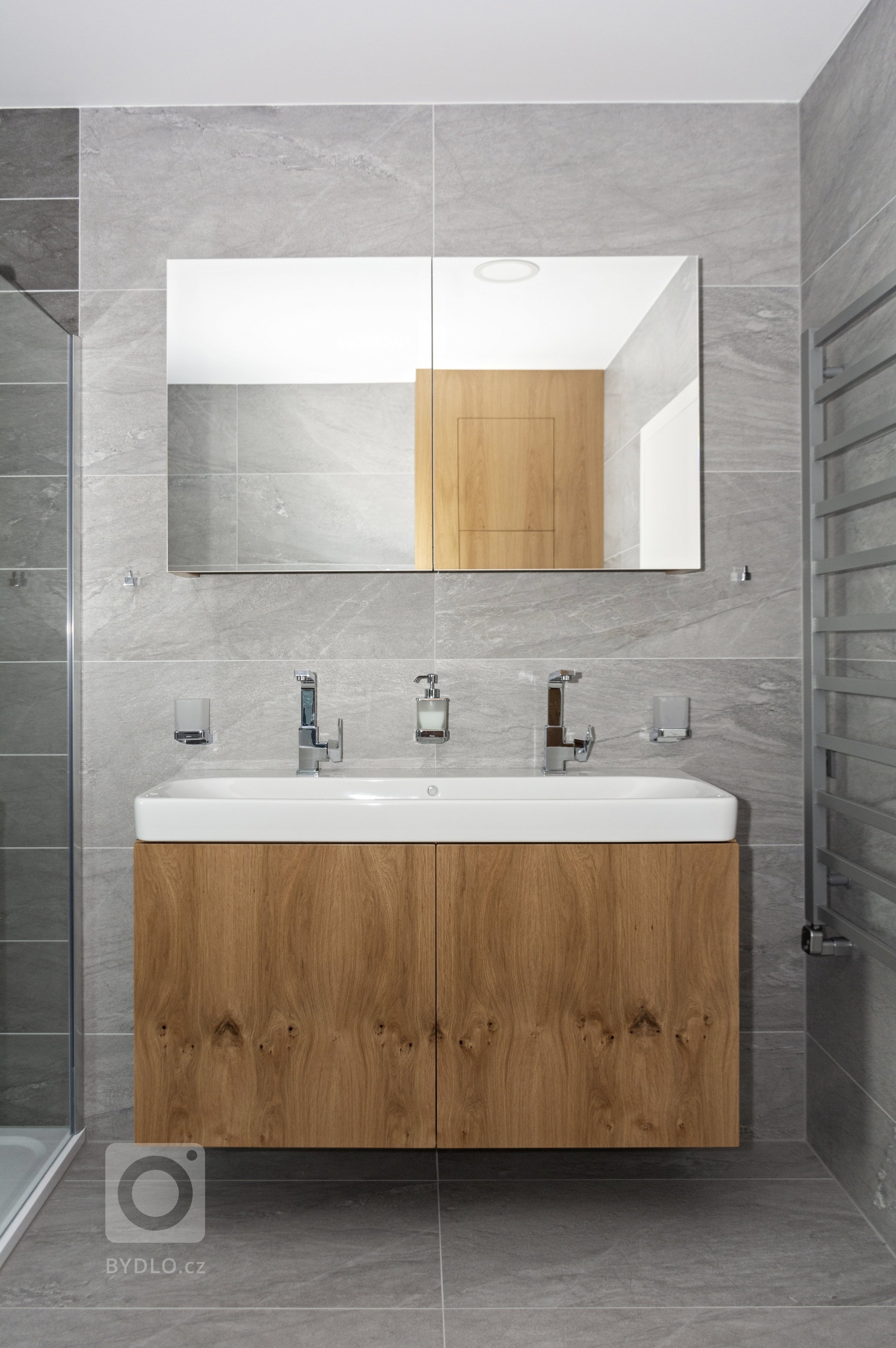 Rodinný dům ve Starých Hodějovicích má za úkol dobře sloužit početné rodině. I proto byl důraz kladen zejména na funkčnost. Soukromé pokoje jsou vybaveny…