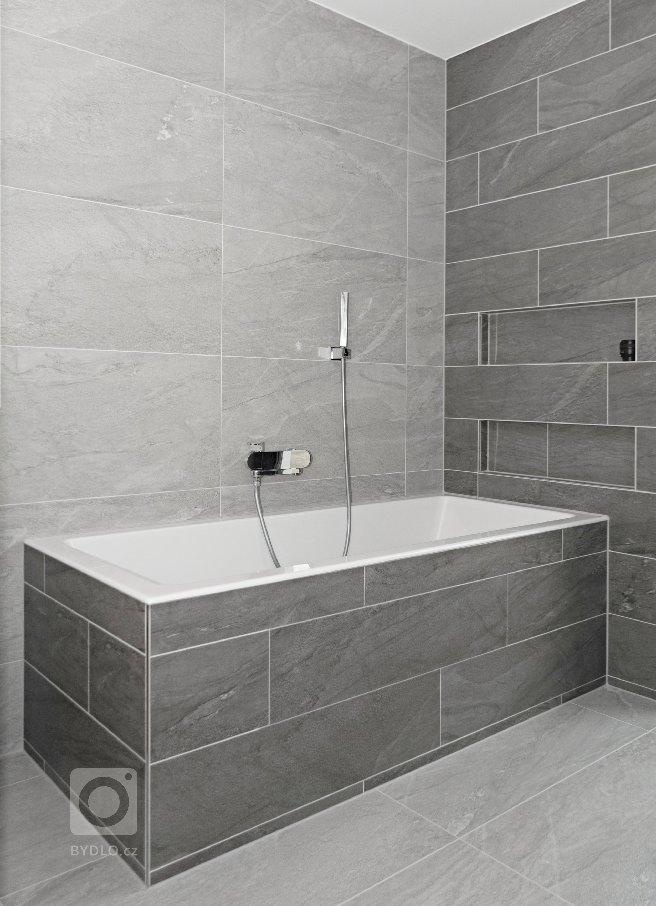 Rodinný dům ve Starých Hodějovicích má za úkol dobře sloužit početné rodině. I proto byl důraz kladen zejména na funkčnost. Soukromé pokoje jsou vybaveny…