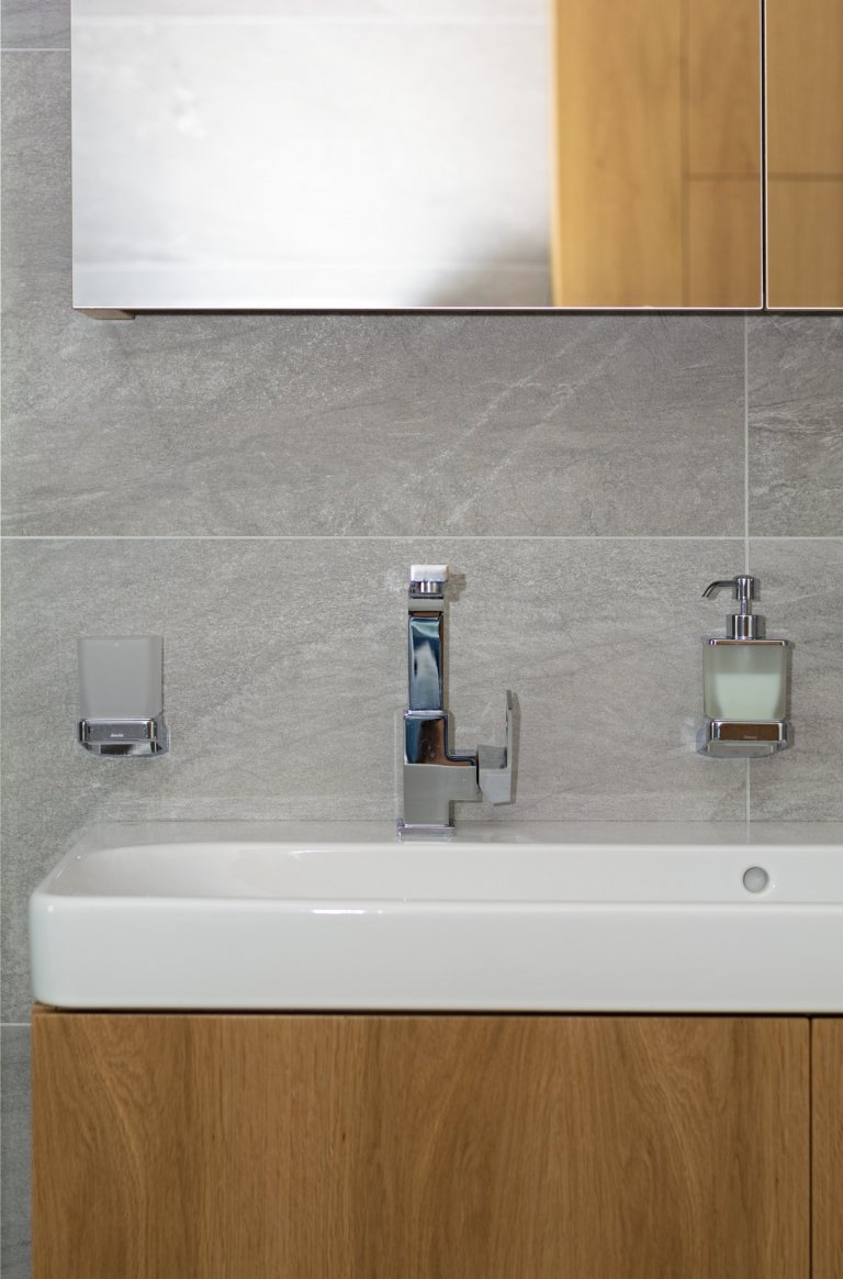 Rodinný dům ve Starých Hodějovicích má za úkol dobře sloužit početné rodině. I proto byl důraz kladen zejména na funkčnost. Soukromé pokoje jsou vybaveny…