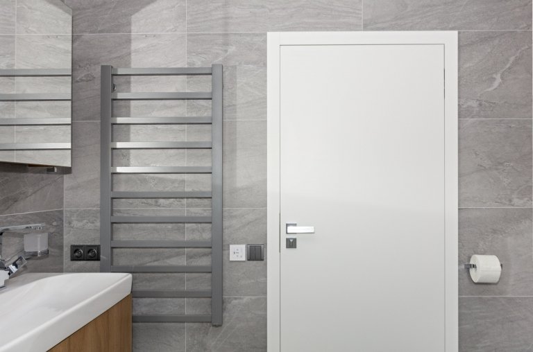 Rodinný dům ve Starých Hodějovicích má za úkol dobře sloužit početné rodině. I proto byl důraz kladen zejména na funkčnost. Soukromé pokoje jsou vybaveny…