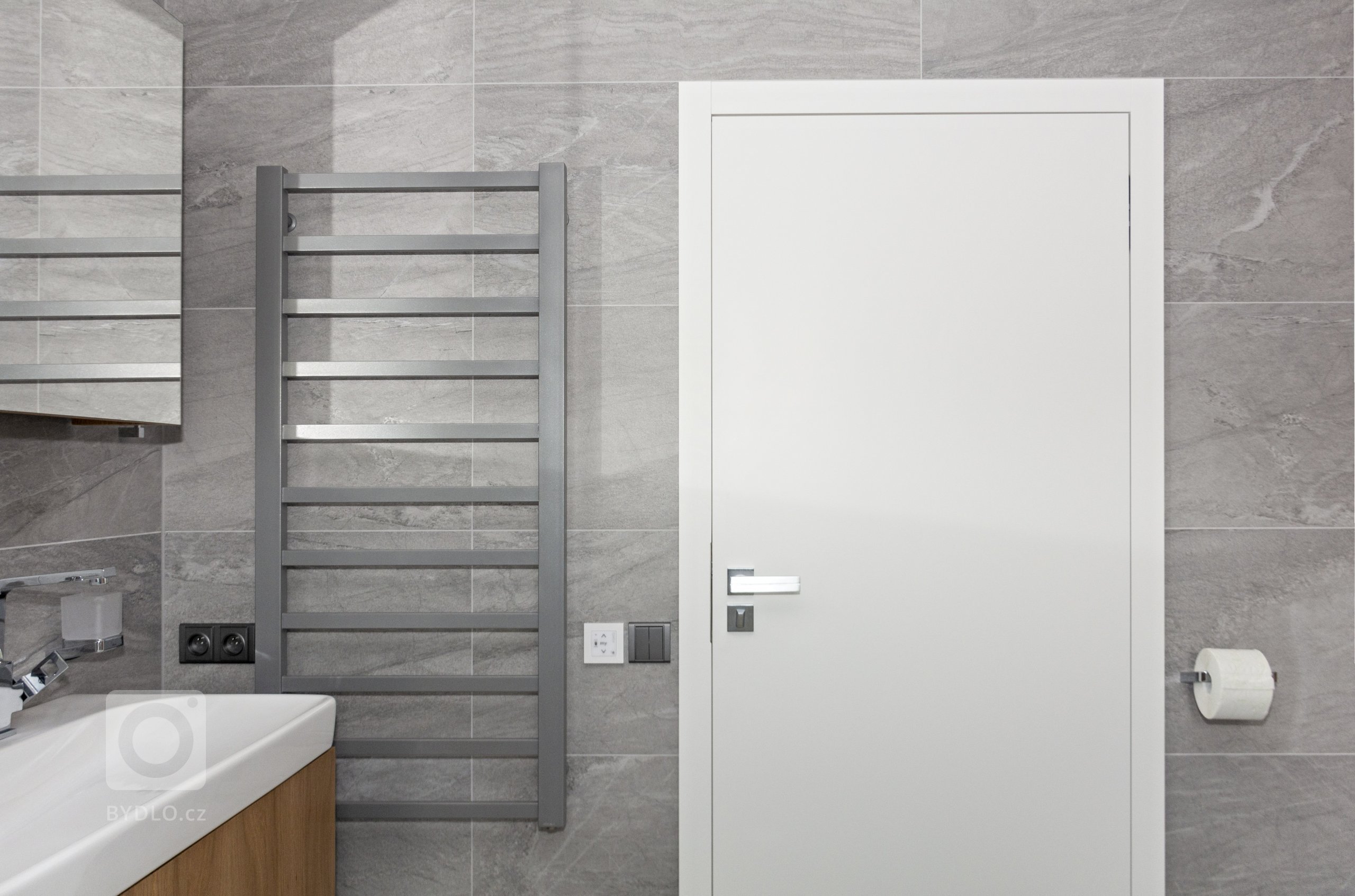 Rodinný dům ve Starých Hodějovicích má za úkol dobře sloužit početné rodině. I proto byl důraz kladen zejména na funkčnost. Soukromé pokoje jsou vybaveny…