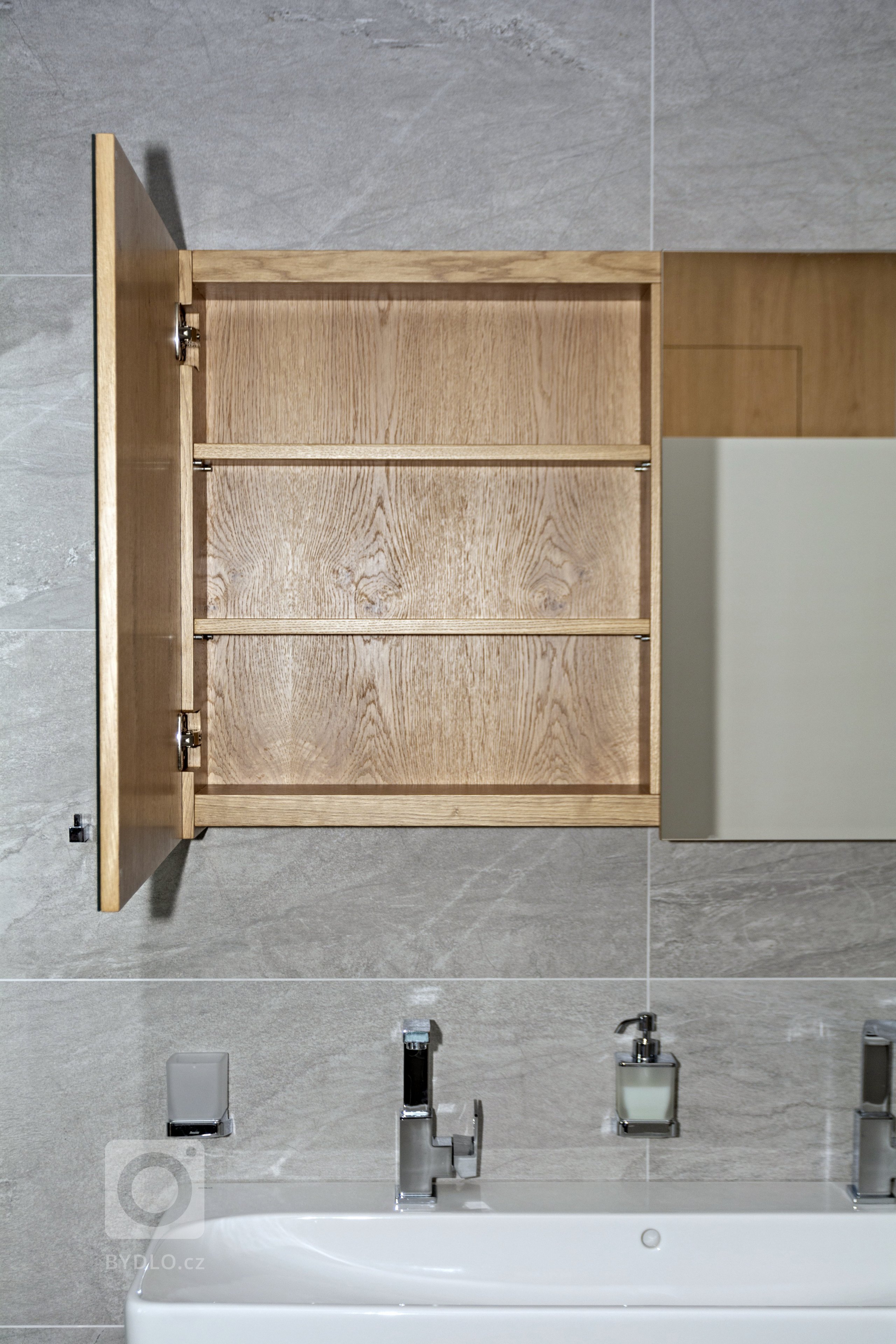 Rodinný dům ve Starých Hodějovicích má za úkol dobře sloužit početné rodině. I proto byl důraz kladen zejména na funkčnost. Soukromé pokoje jsou vybaveny…