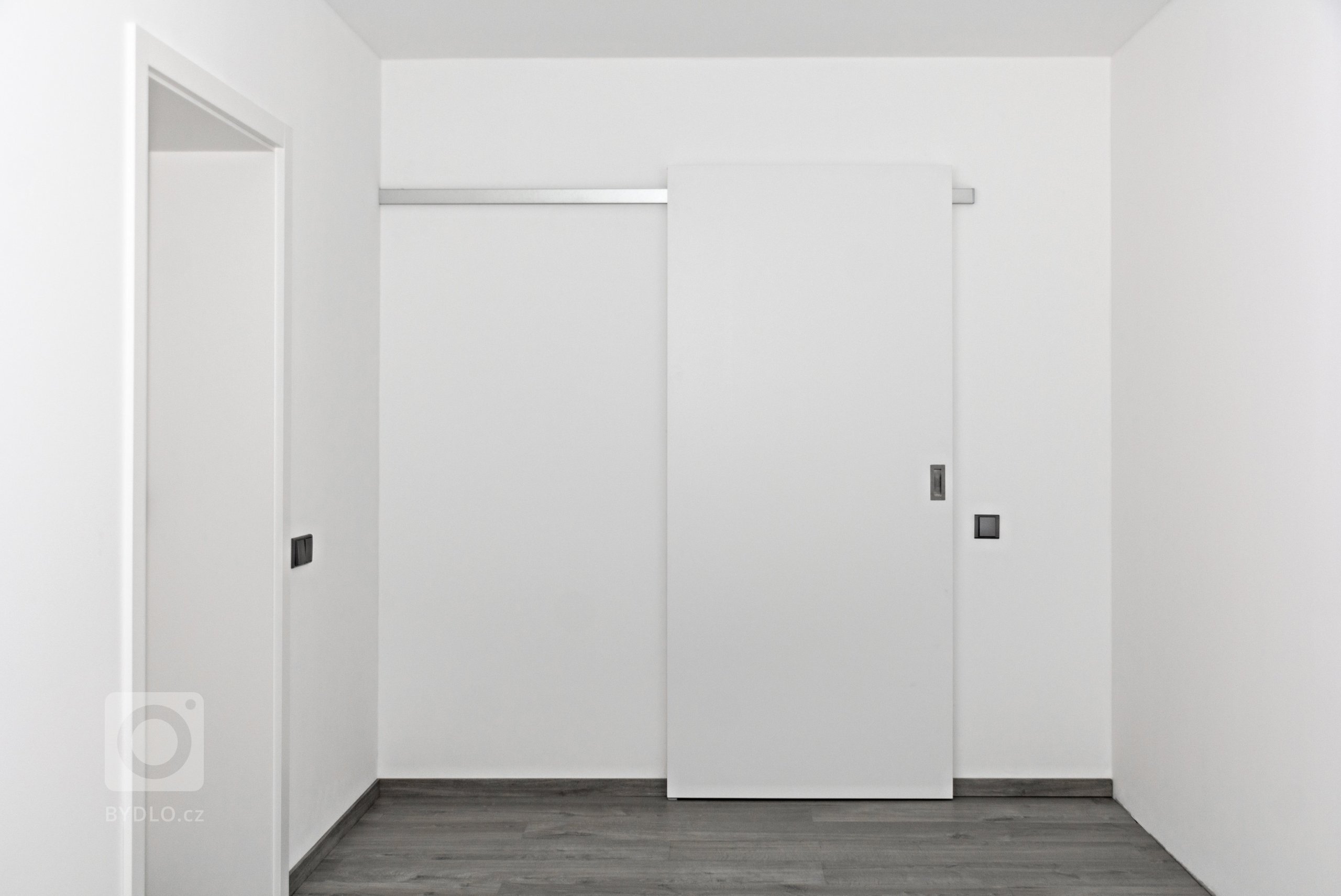 Rodinný dům ve Starých Hodějovicích má za úkol dobře sloužit početné rodině. I proto byl důraz kladen zejména na funkčnost. Soukromé pokoje jsou vybaveny…