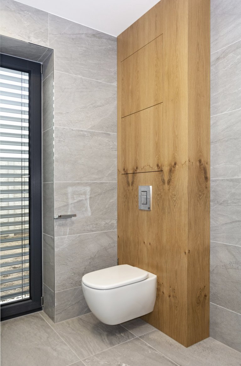 Rodinný dům ve Starých Hodějovicích má za úkol dobře sloužit početné rodině. I proto byl důraz kladen zejména na funkčnost. Soukromé pokoje jsou vybaveny…