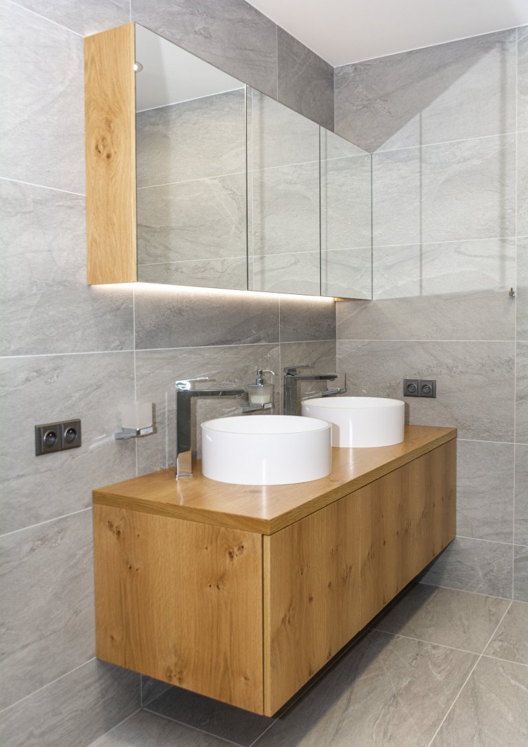 Rodinný dům ve Starých Hodějovicích má za úkol dobře sloužit početné rodině. I proto byl důraz kladen zejména na funkčnost. Soukromé pokoje jsou vybaveny…