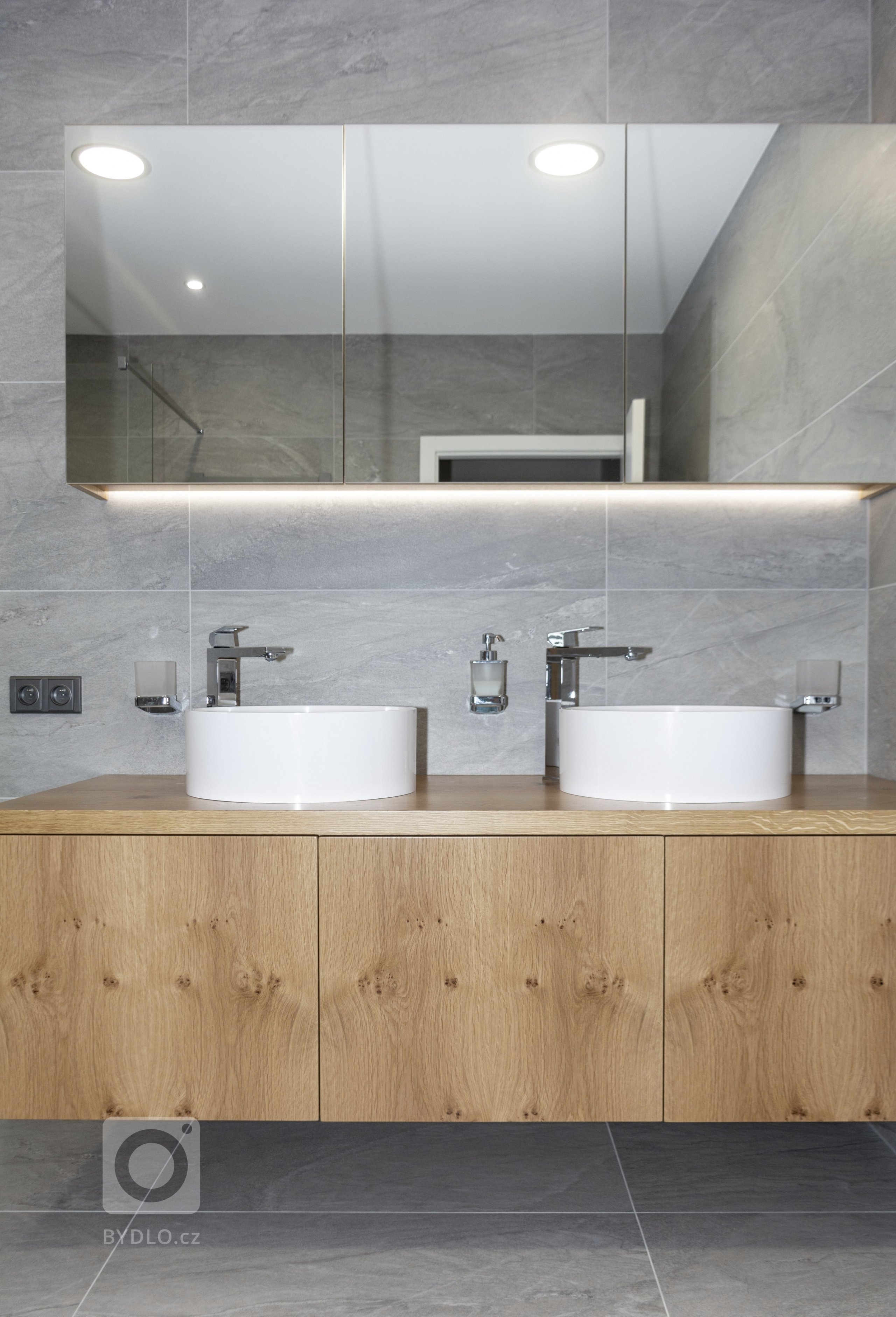 Rodinný dům ve Starých Hodějovicích má za úkol dobře sloužit početné rodině. I proto byl důraz kladen zejména na funkčnost. Soukromé pokoje jsou vybaveny…