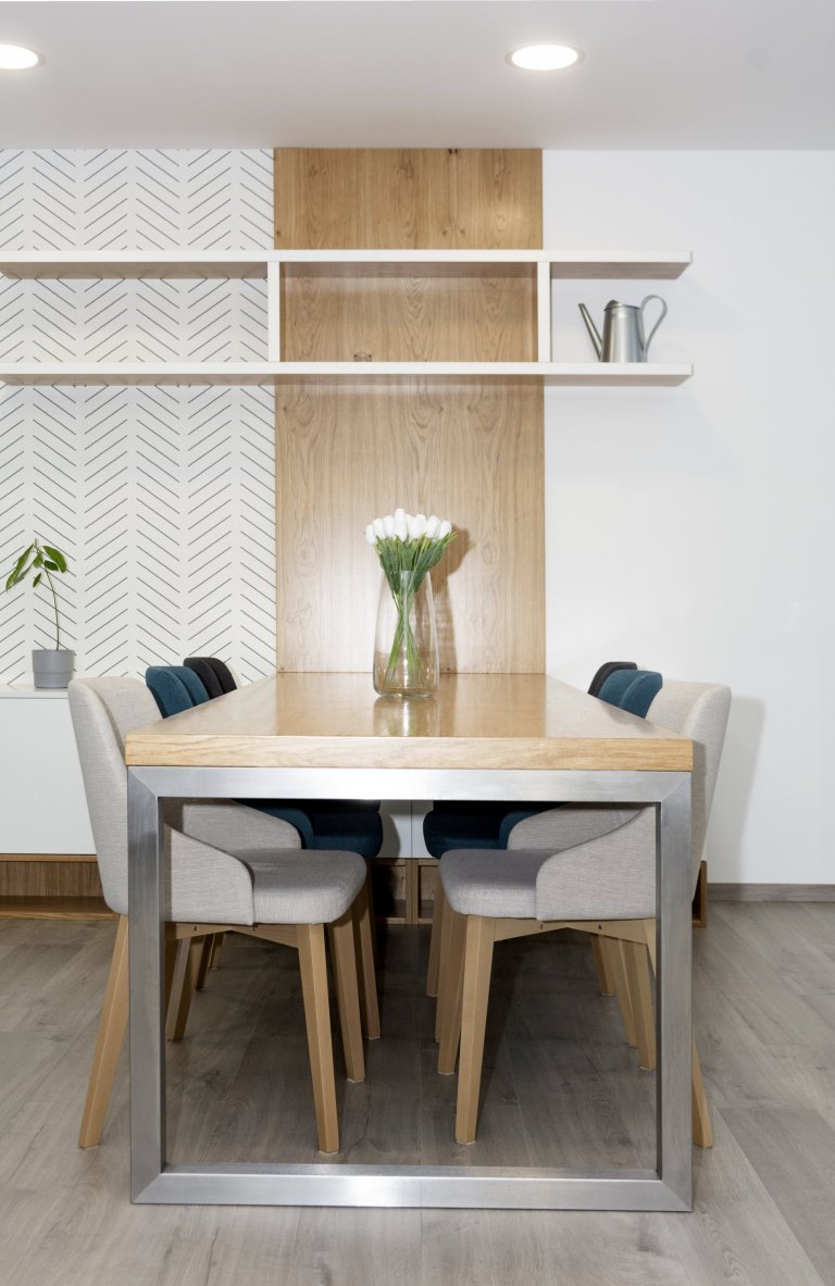 Rodinný dům ve Starých Hodějovicích má za úkol dobře sloužit početné rodině. I proto byl důraz kladen zejména na funkčnost. Soukromé pokoje jsou vybaveny…