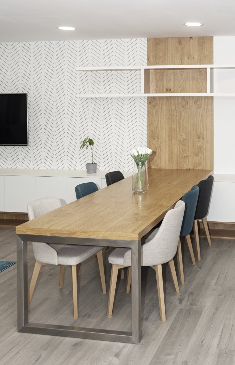 Rodinný dům ve Starých Hodějovicích má za úkol dobře sloužit početné rodině. I proto byl důraz kladen zejména na funkčnost. Soukromé pokoje jsou vybaveny…