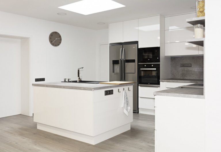 Rodinný dům ve Starých Hodějovicích má za úkol dobře sloužit početné rodině. I proto byl důraz kladen zejména na funkčnost. Soukromé pokoje jsou vybaveny…